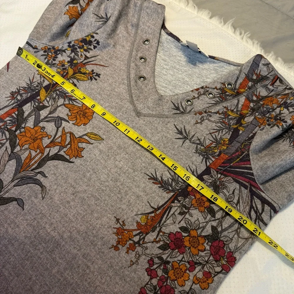 Christopher & Banks Petite Gray V Neck Top Women’s Large Petite Floral